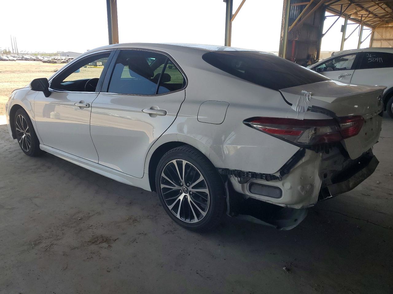 2018 TOYOTA CAMRY SE photo 3