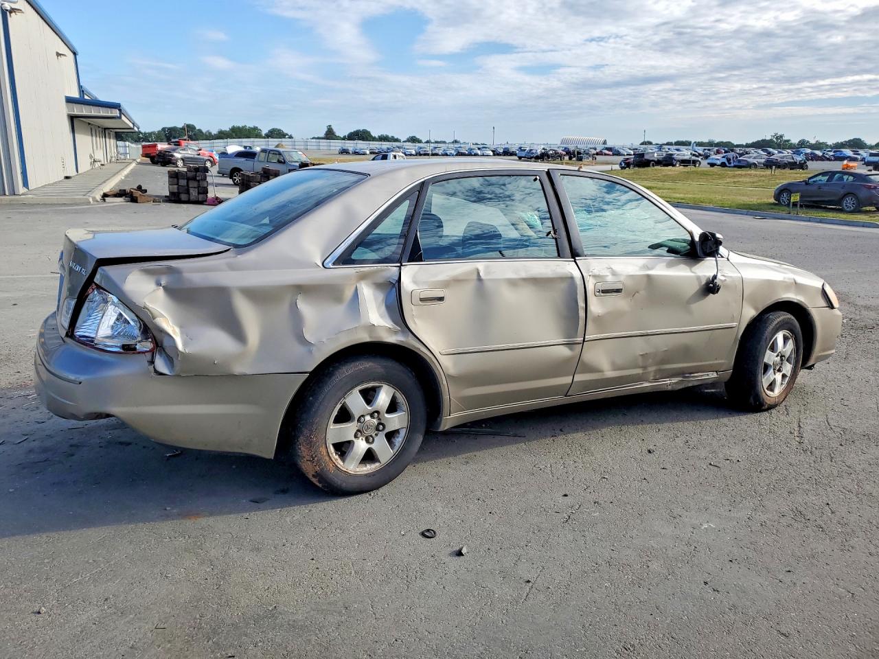 2001 TOYOTA AVALON XL photo 3