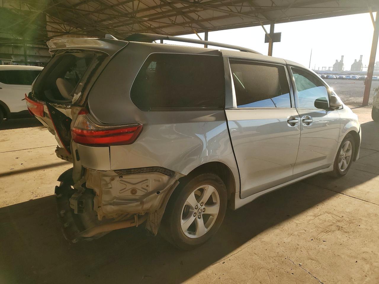2020 TOYOTA SIENNA LE 8-PASSENGER photo 5