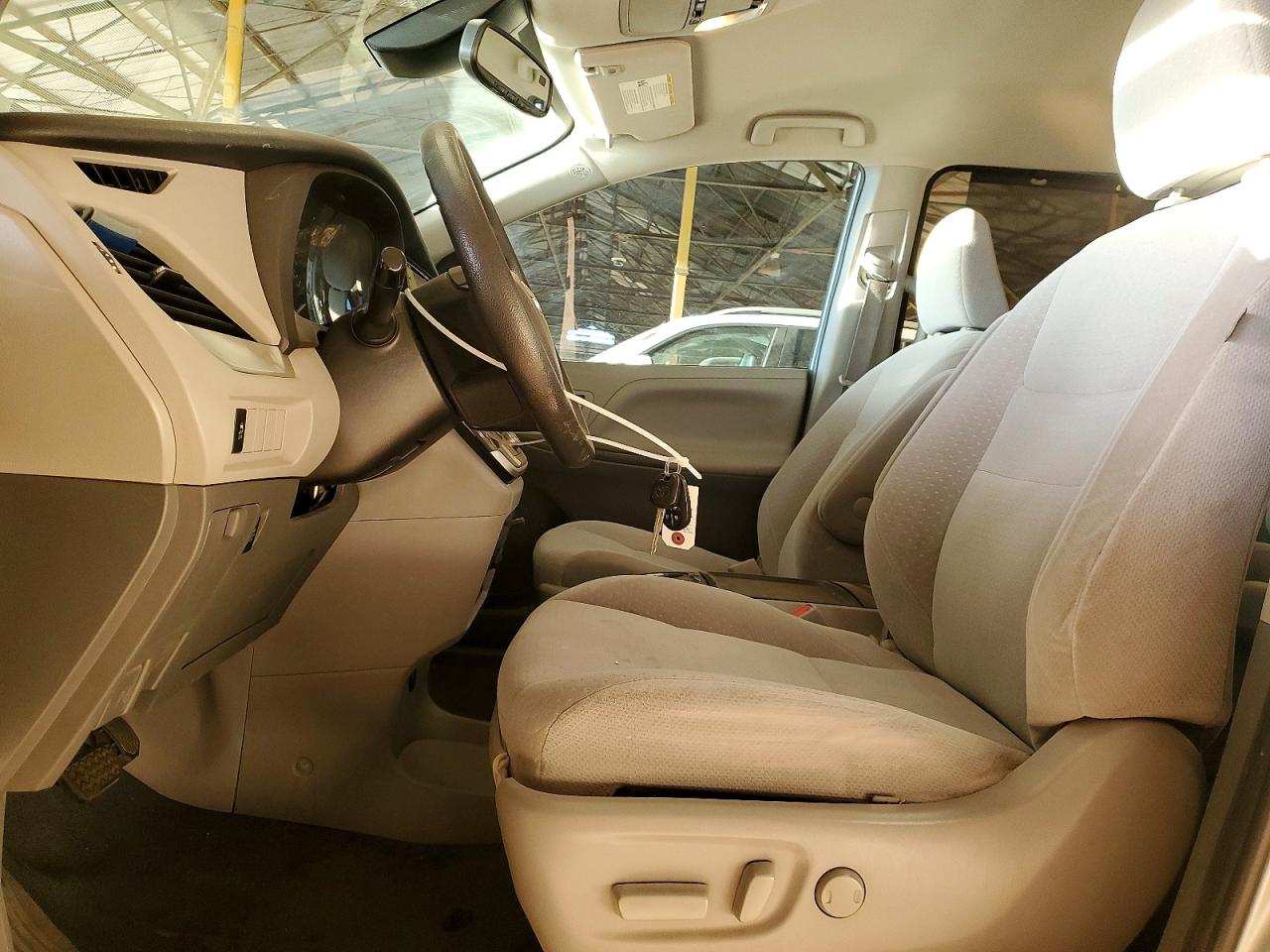 2020 TOYOTA SIENNA LE 8-PASSENGER photo 13