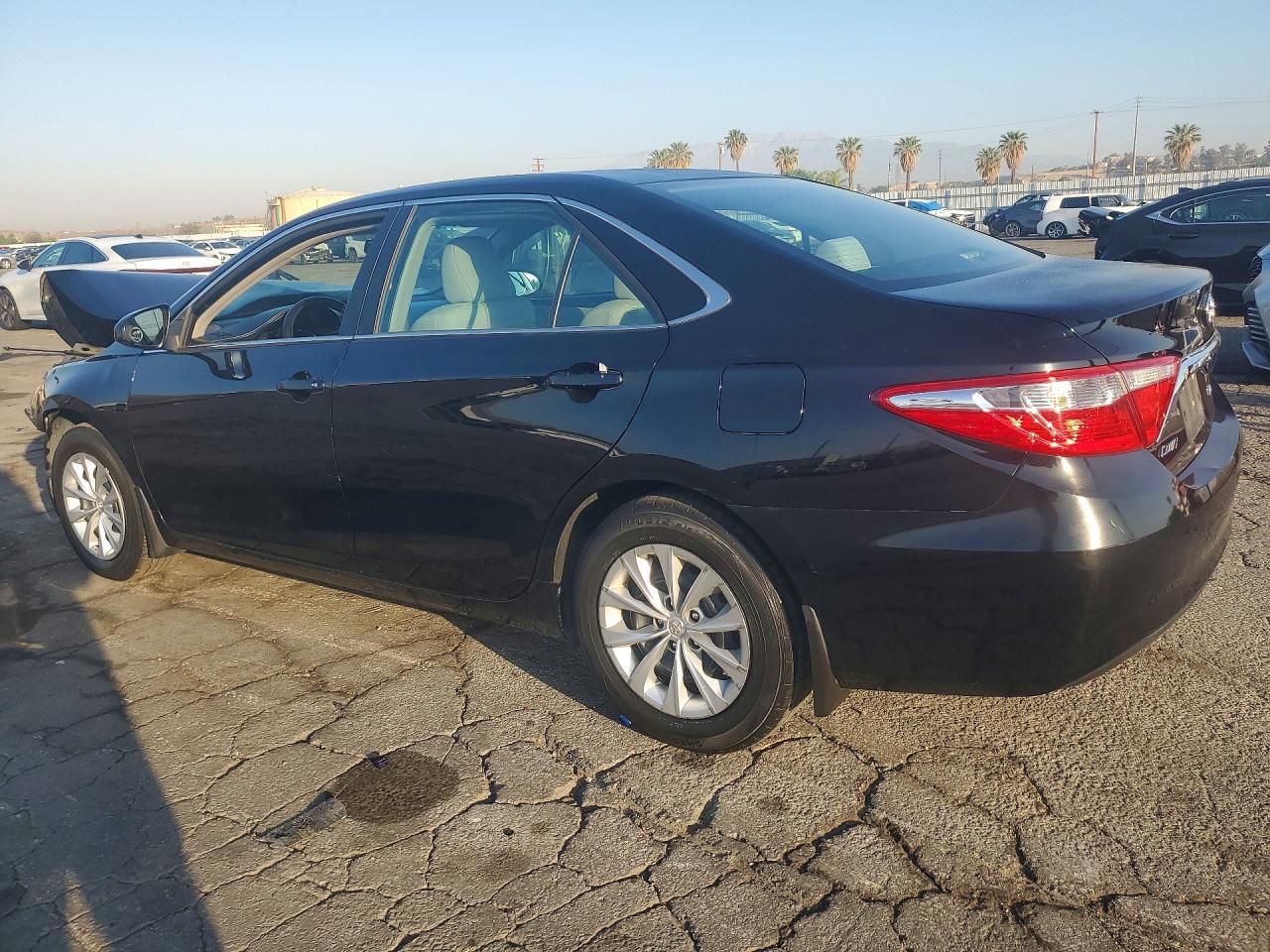 2017 TOYOTA CAMRY LE photo 4