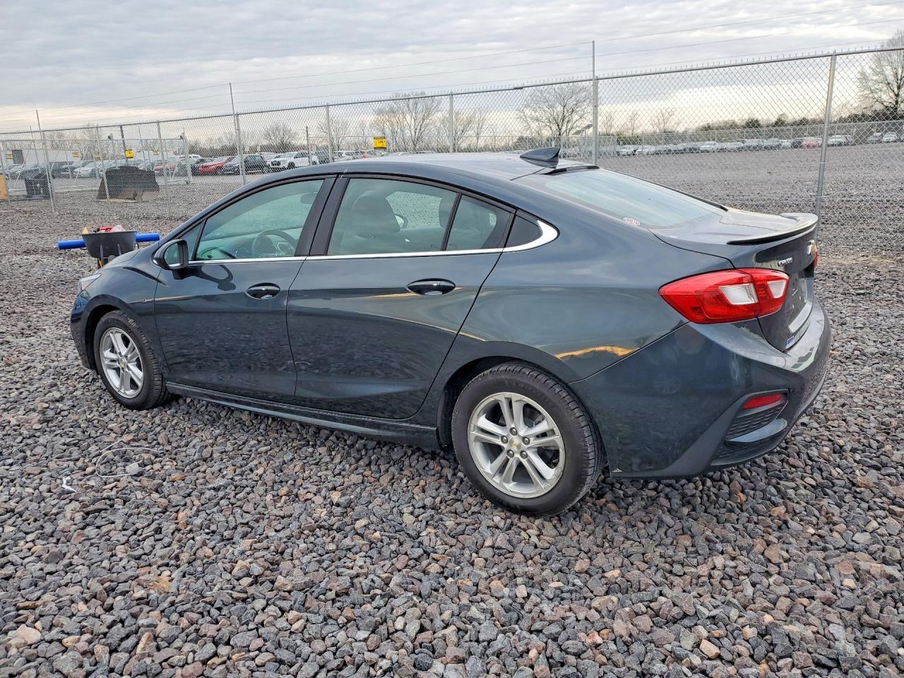 2017 CHEVROLET CRUZE LT photo 2