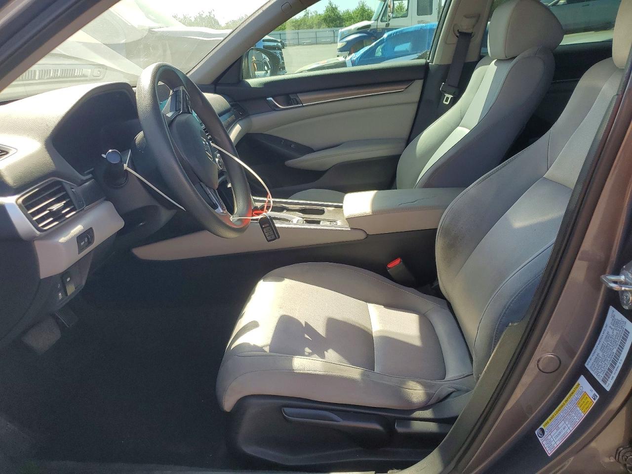 2018 HONDA ACCORD LX photo 13