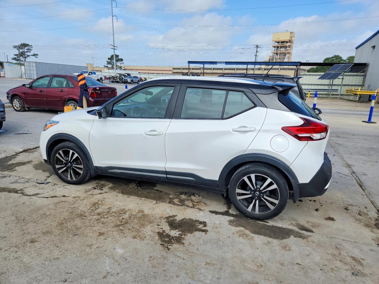 2020 NISSAN KICKS SR photo 3
