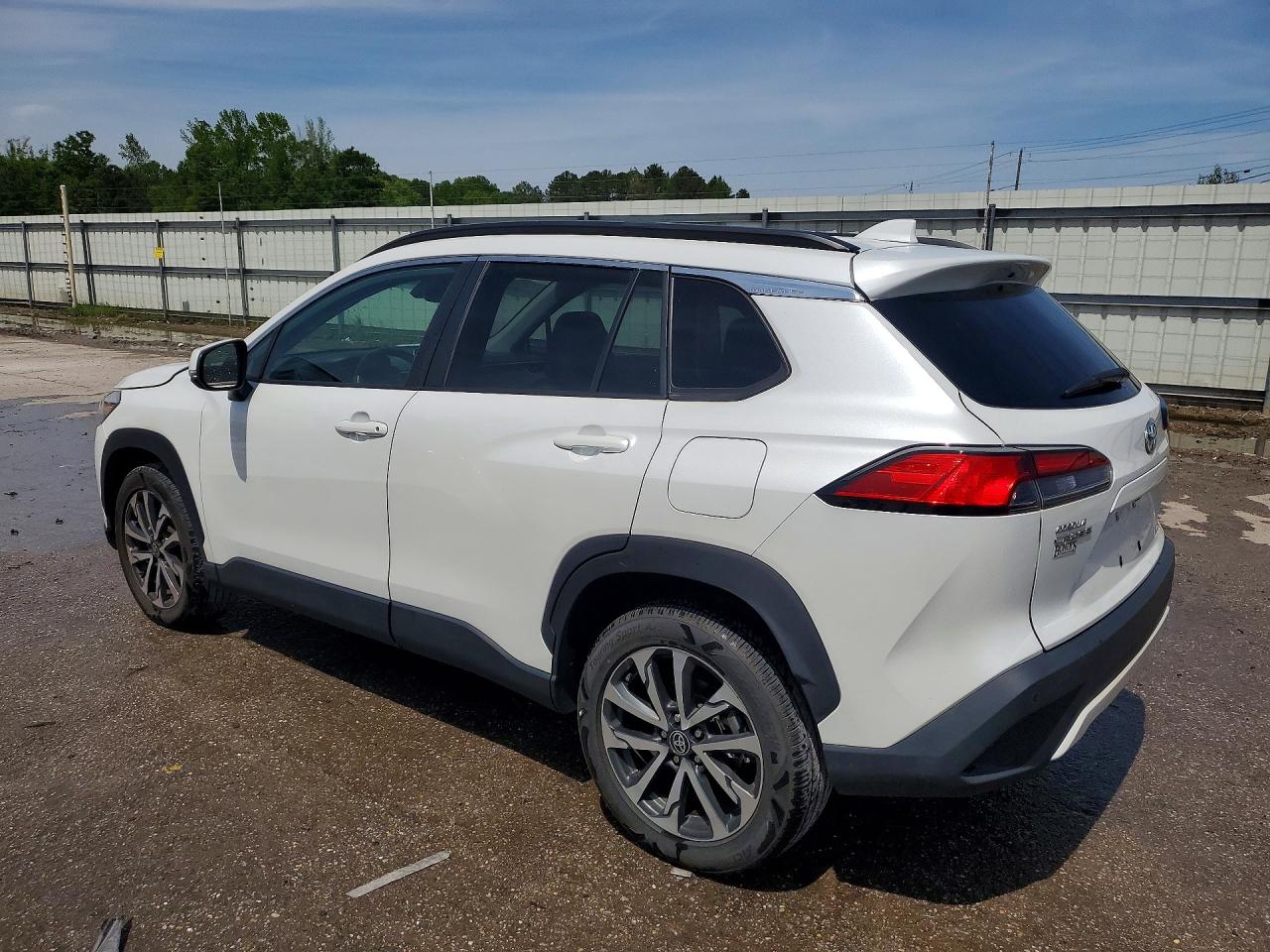 2022 TOYOTA COROLLA CROSS XLE photo 3