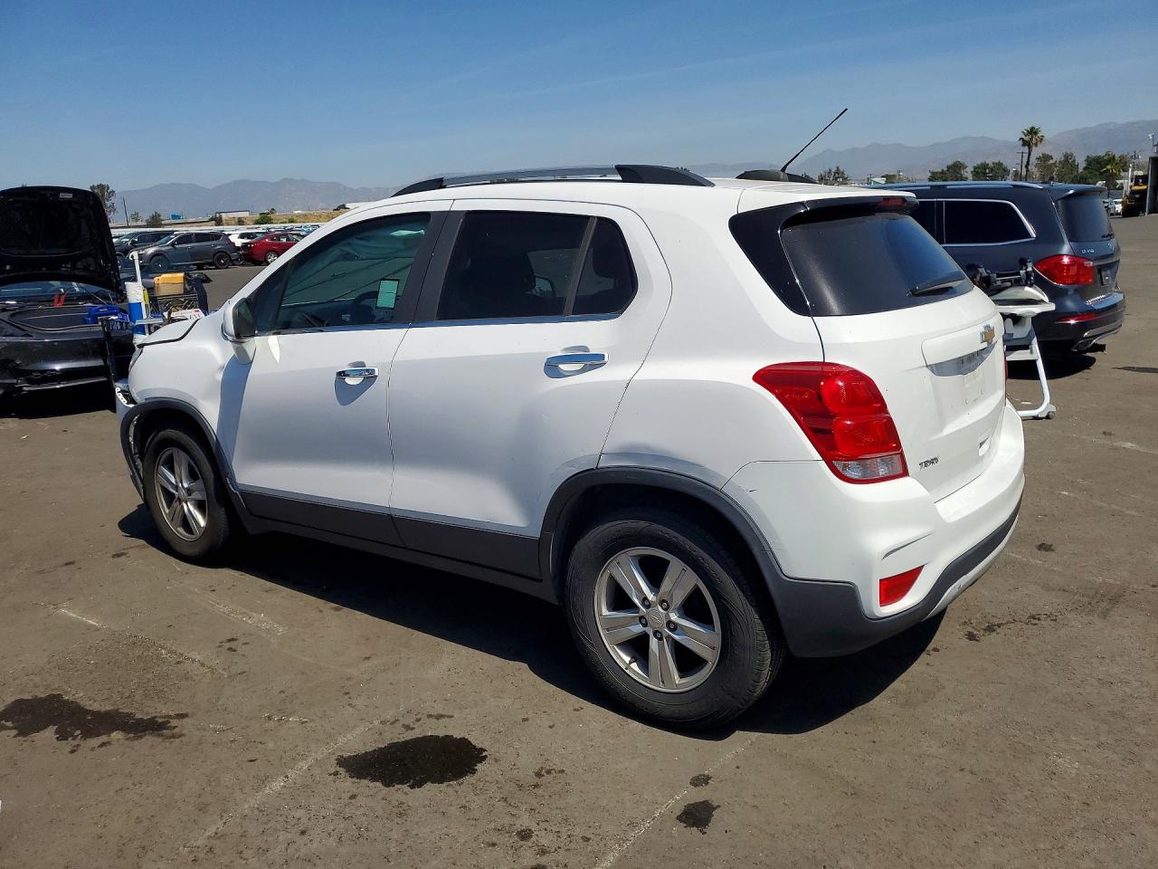 2019 CHEVROLET TRAX 1LT photo 2