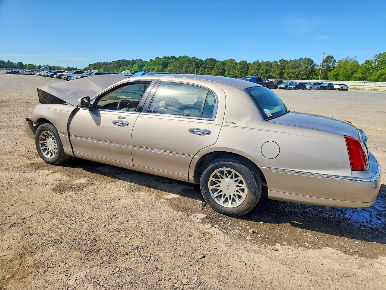 2000 LINCOLN TOWN CAR SIGNATURE photo 2