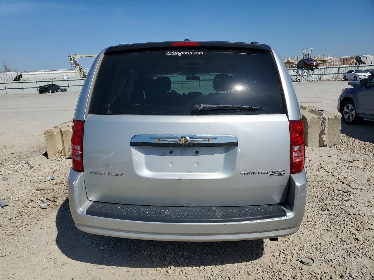 2010 CHRYSLER TOWN & COUNTRY TOURING photo 11