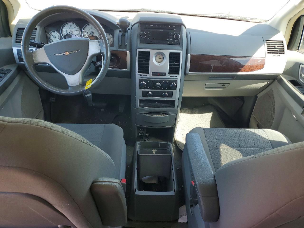 2010 CHRYSLER TOWN & COUNTRY TOURING photo 15