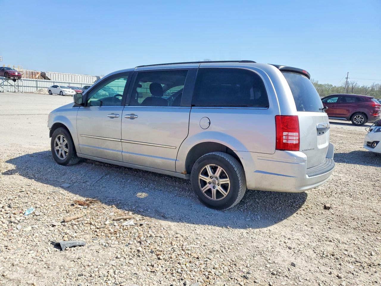 2010 CHRYSLER TOWN & COUNTRY TOURING photo 3