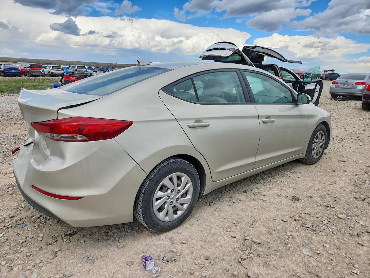 2017 HYUNDAI ELANTRA SE photo 5