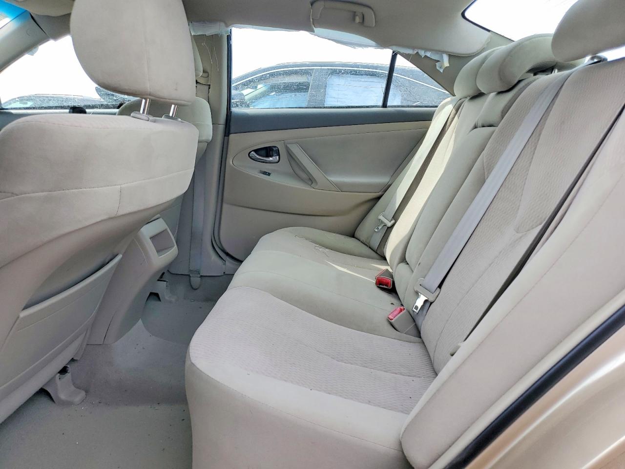 2010 TOYOTA CAMRY LE photo 19