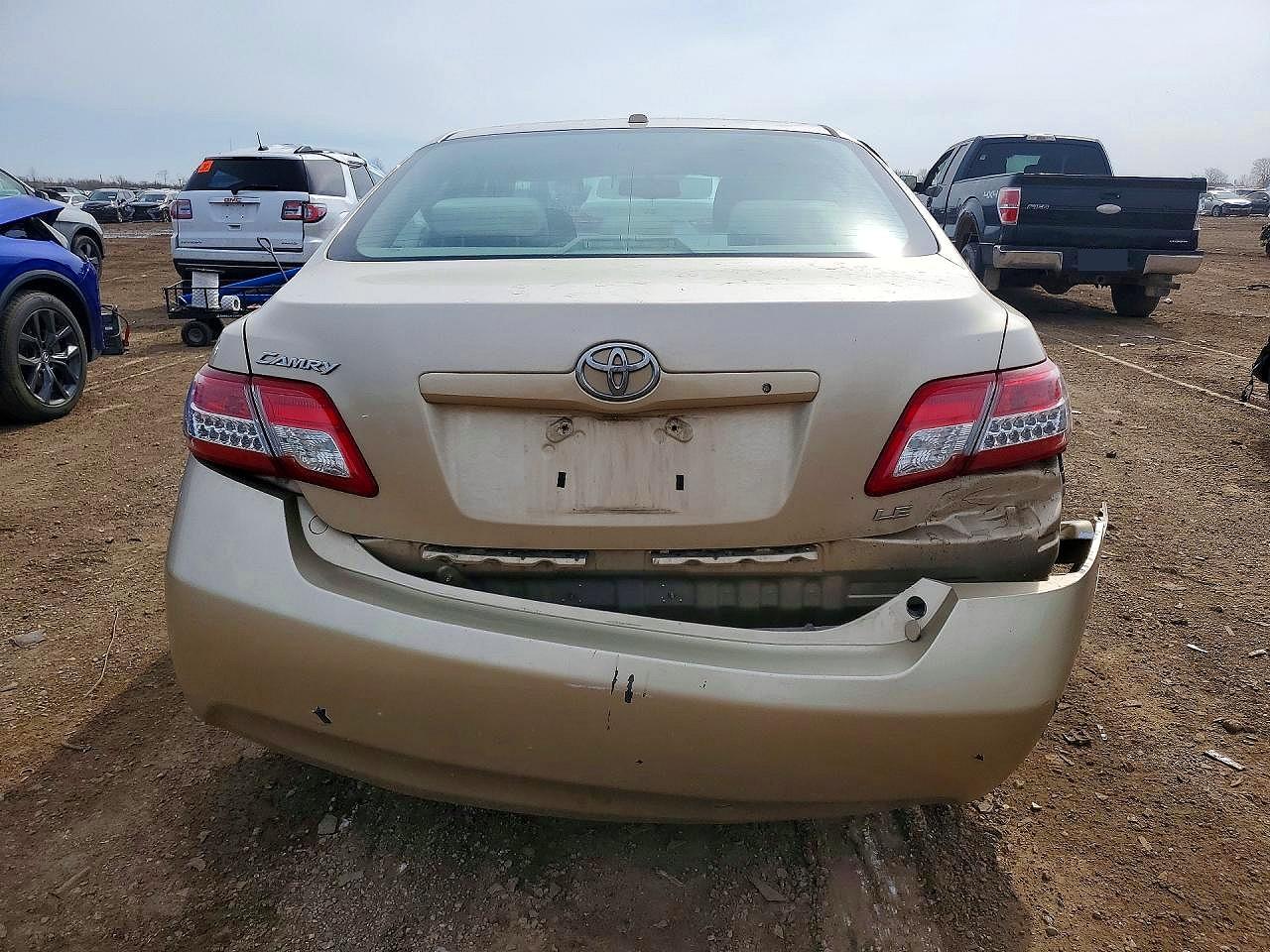 2010 TOYOTA CAMRY LE photo 11