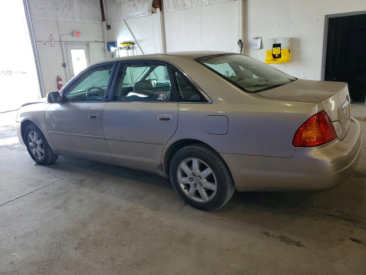 2000 TOYOTA AVALON photo 3