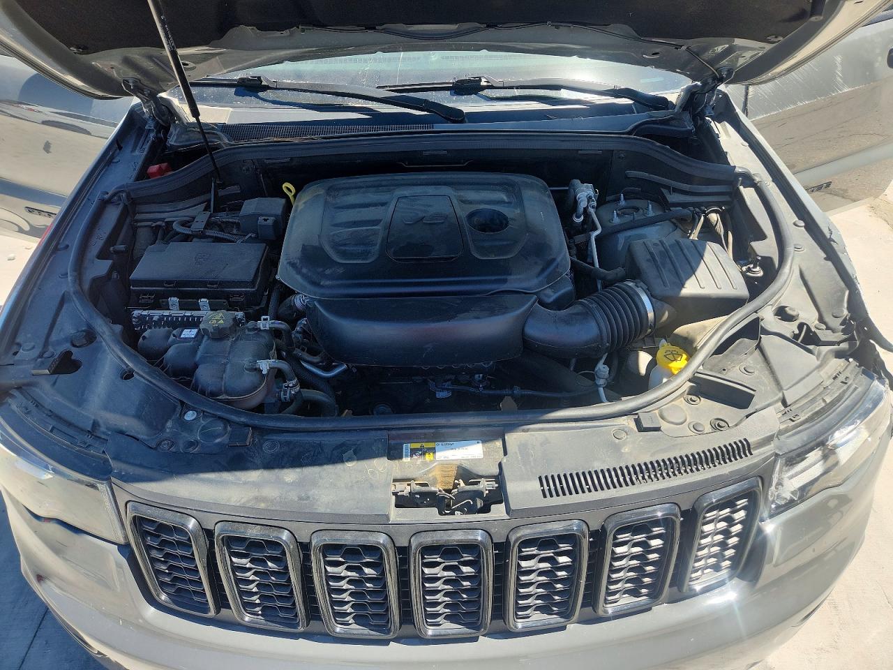 2020 JEEP GRAND CHEROKEE LAREDO photo 23