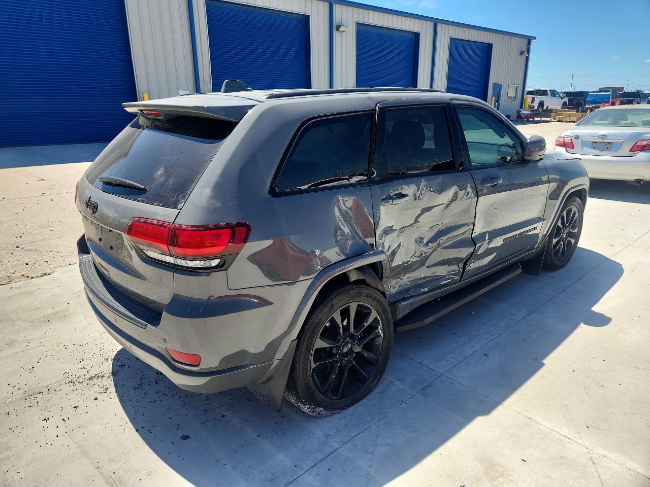 2020 JEEP GRAND CHEROKEE LAREDO photo 5