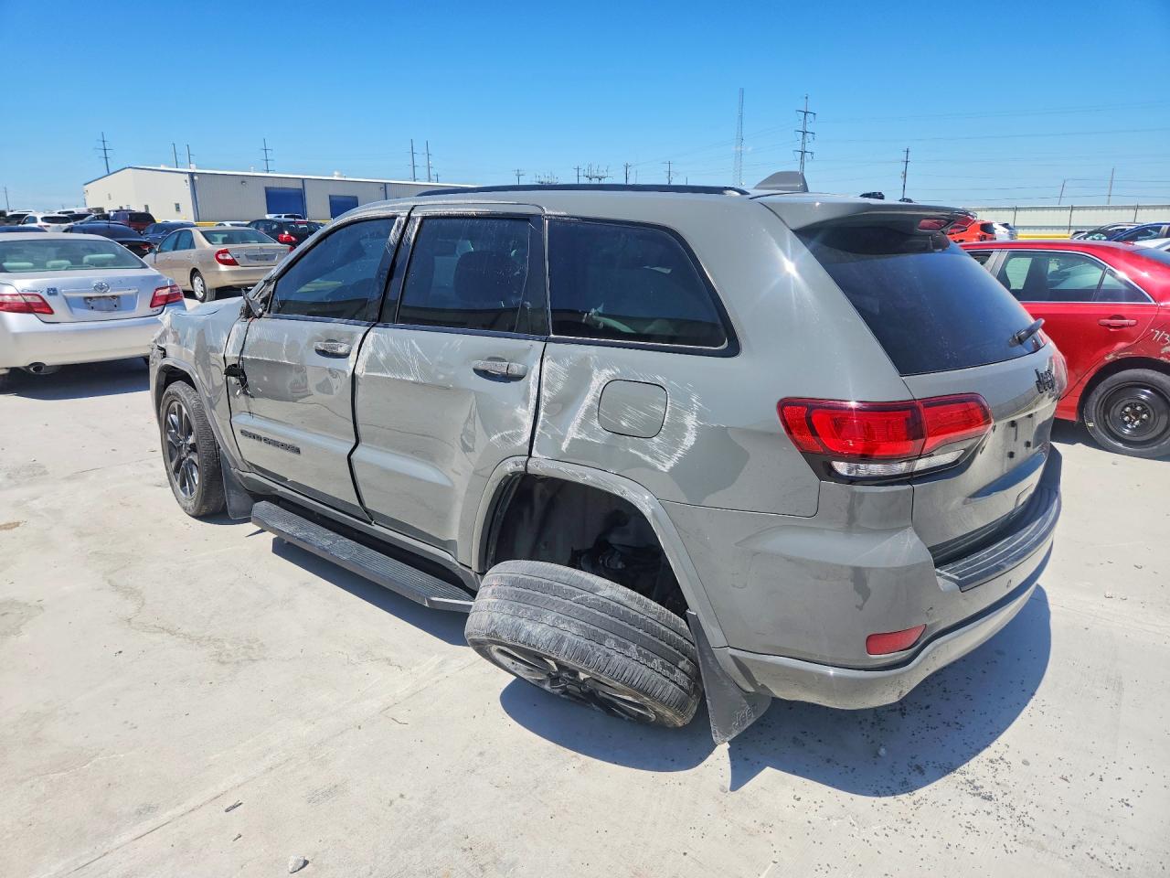 2020 JEEP GRAND CHEROKEE LAREDO photo 3