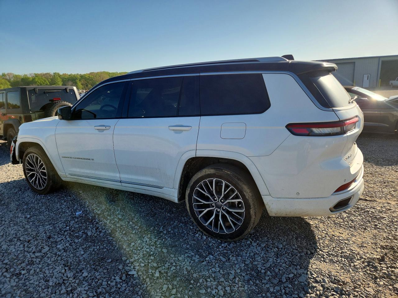 2022 JEEP GRAND CHEROKEE L SUMMIT photo 3