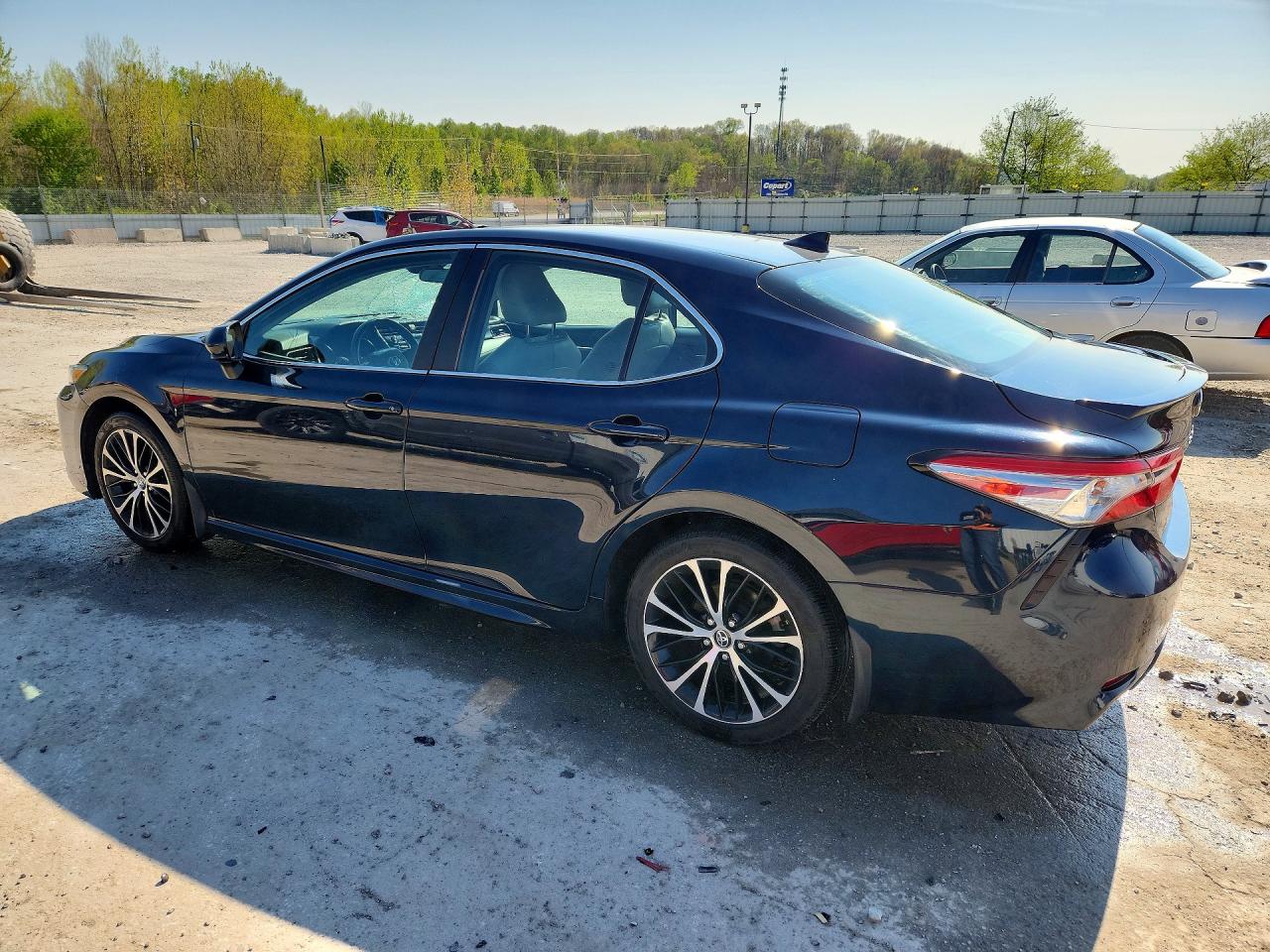 2019 TOYOTA CAMRY SE photo 4