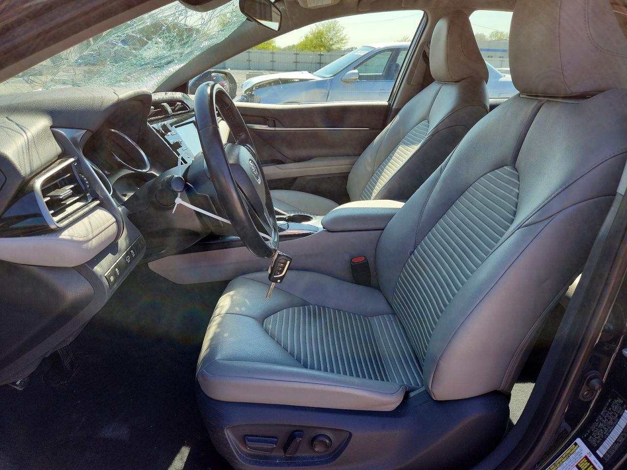 2019 TOYOTA CAMRY SE photo 19