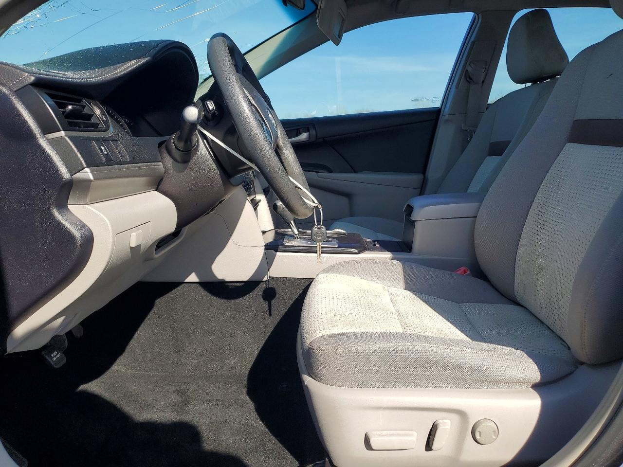 2014 TOYOTA CAMRY LE photo 19