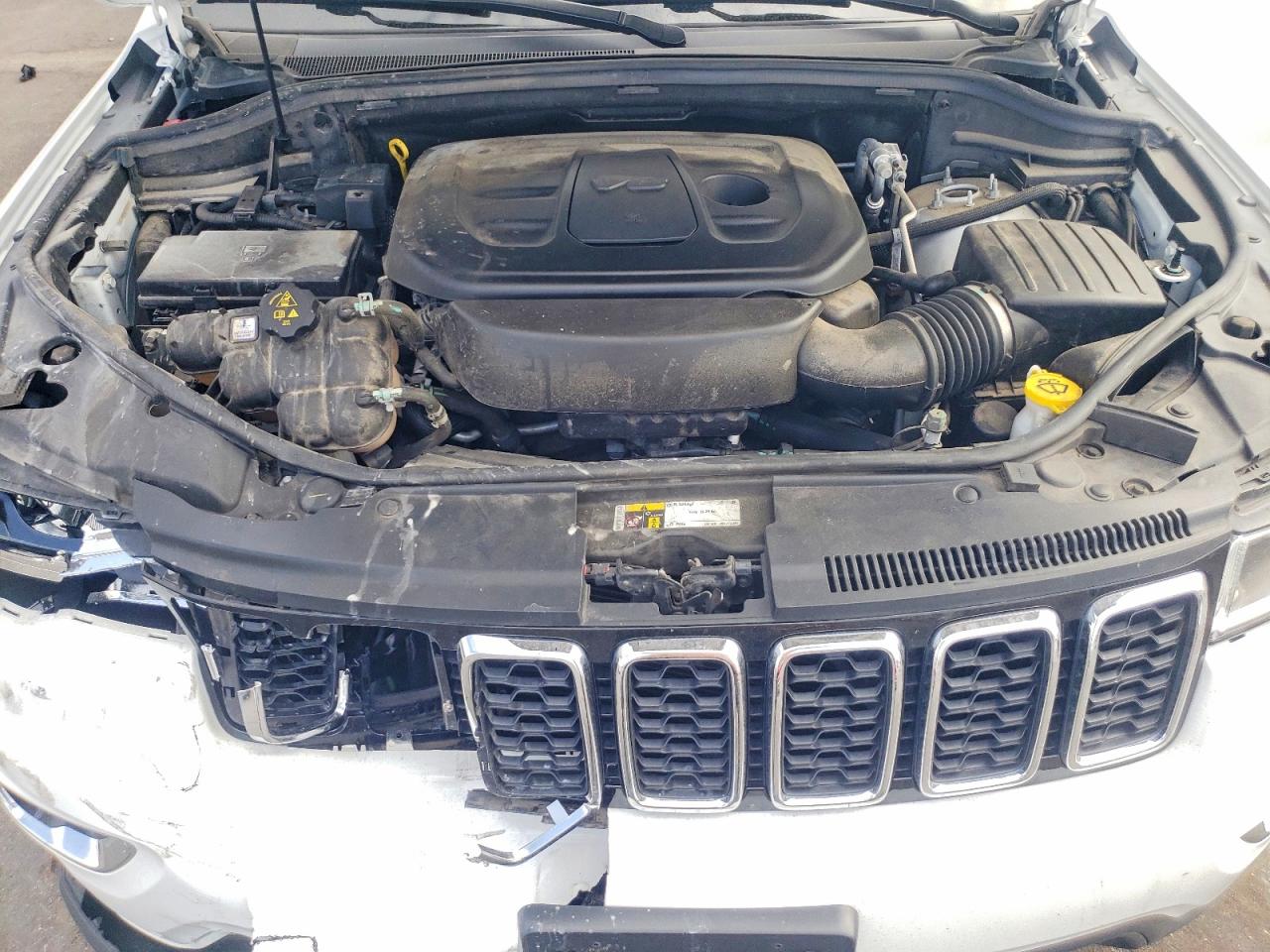 2020 JEEP GRAND CHEROKEE LAREDO photo 12