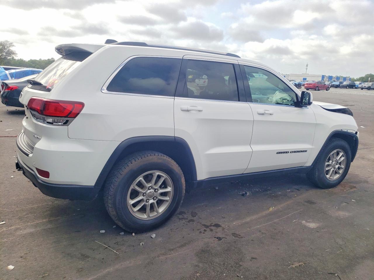2020 JEEP GRAND CHEROKEE LAREDO photo 3