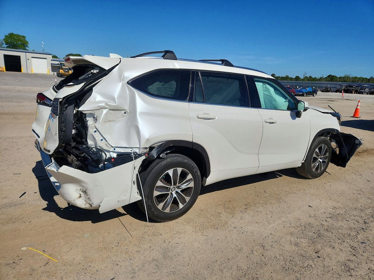 2021 TOYOTA HIGHLANDER XLE photo 7