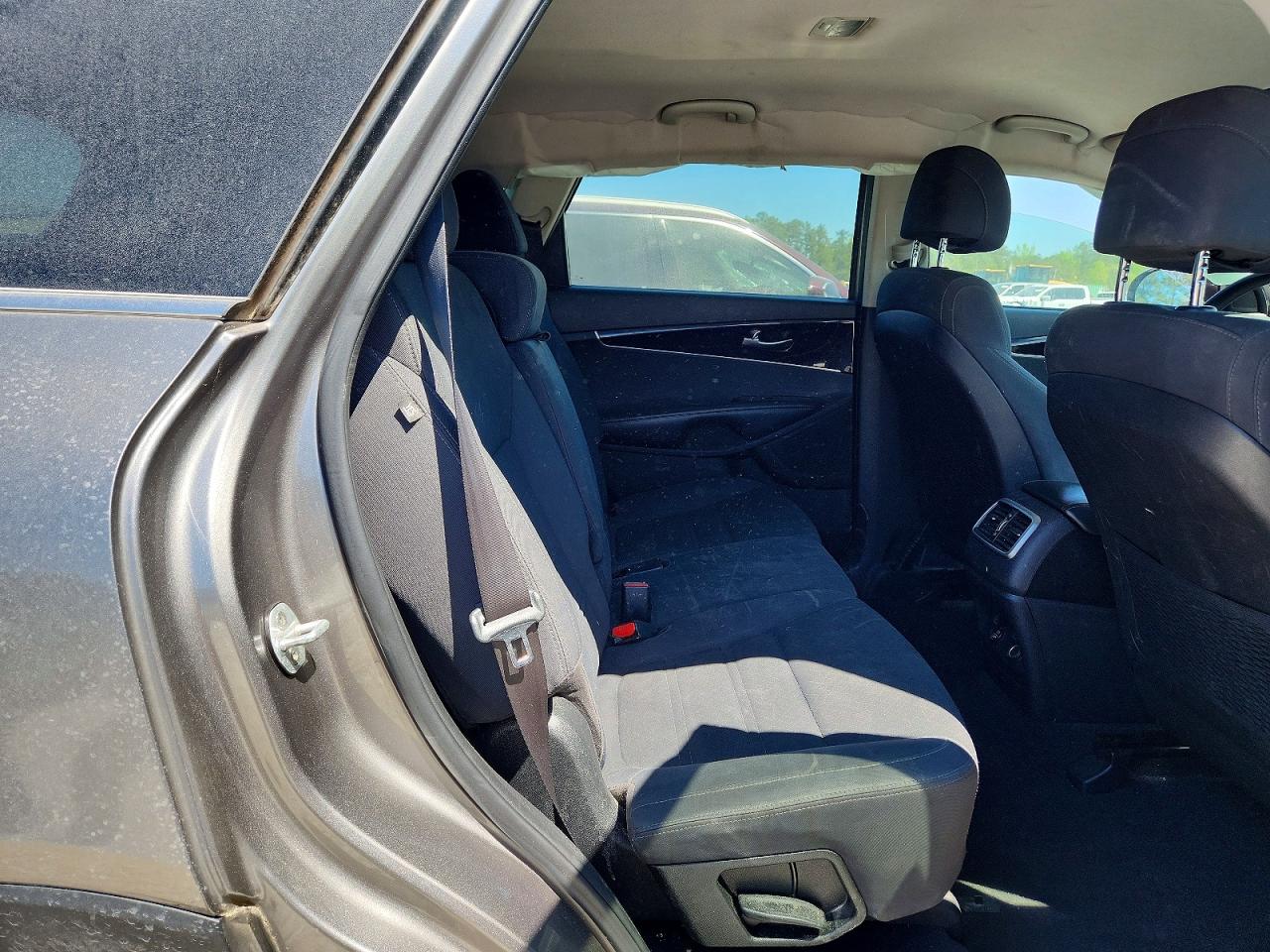 2017 KIA SORENTO LX photo 19