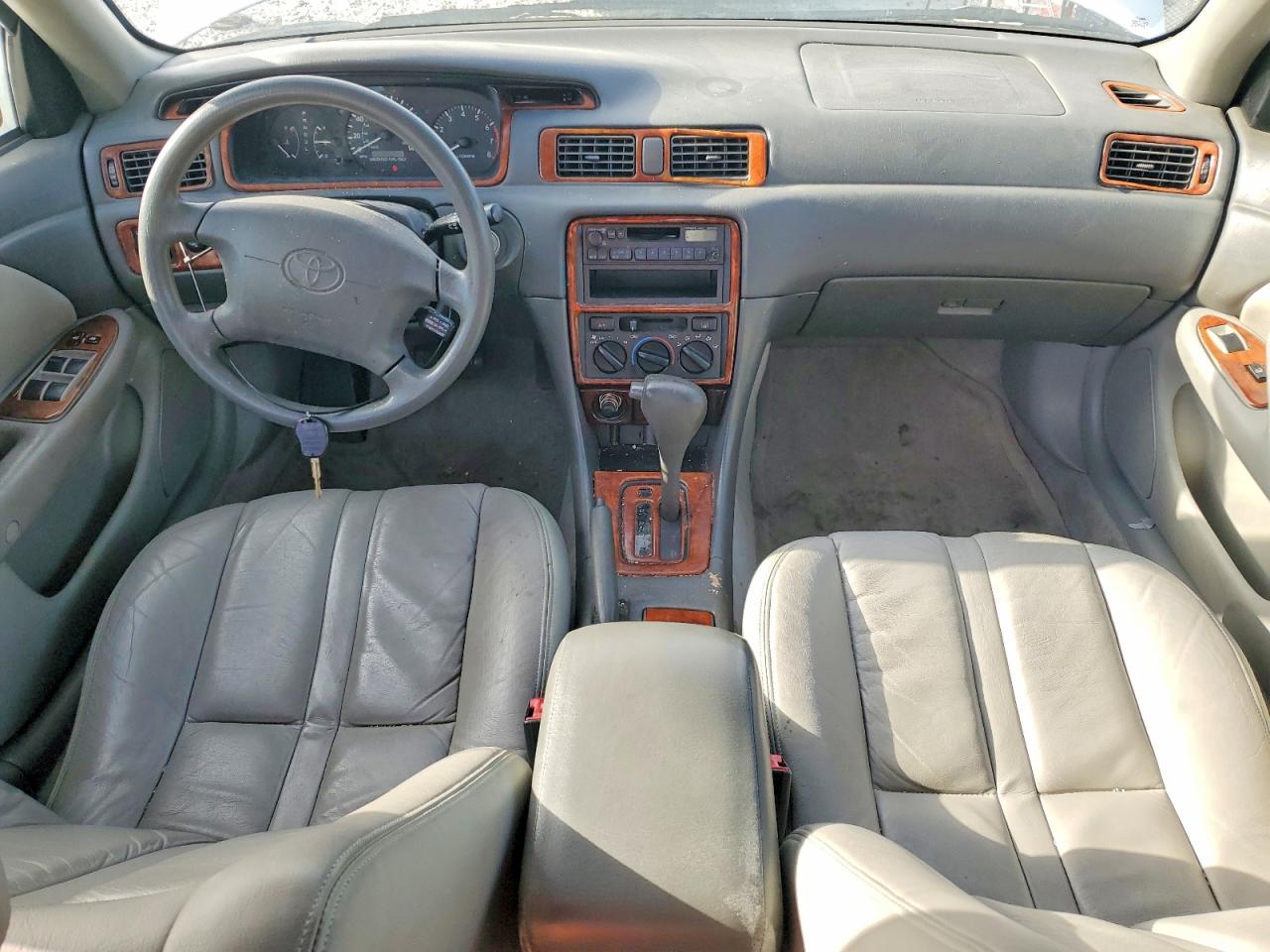 1997 TOYOTA CAMRY LE photo 15