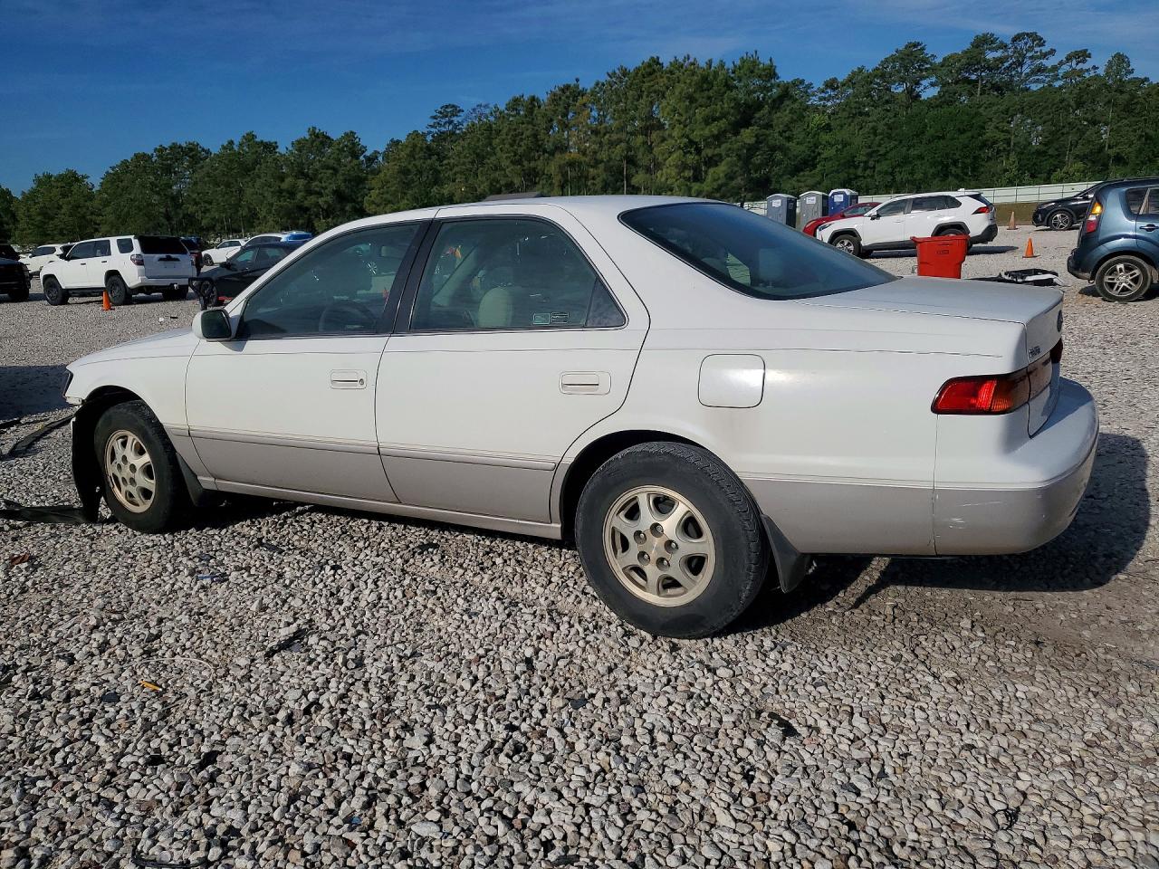 1997 TOYOTA CAMRY LE photo 3