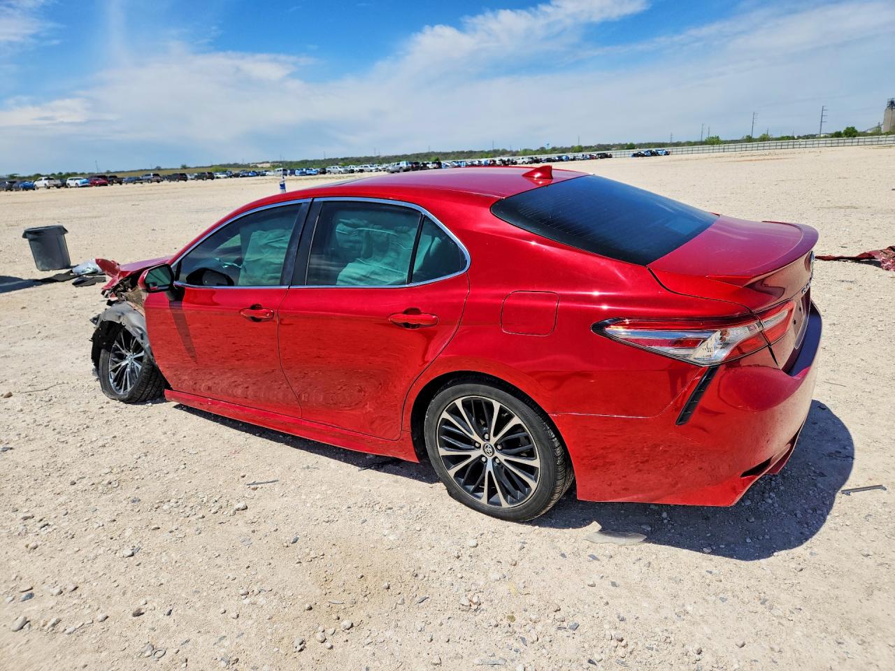 2019 TOYOTA CAMRY SE photo 3