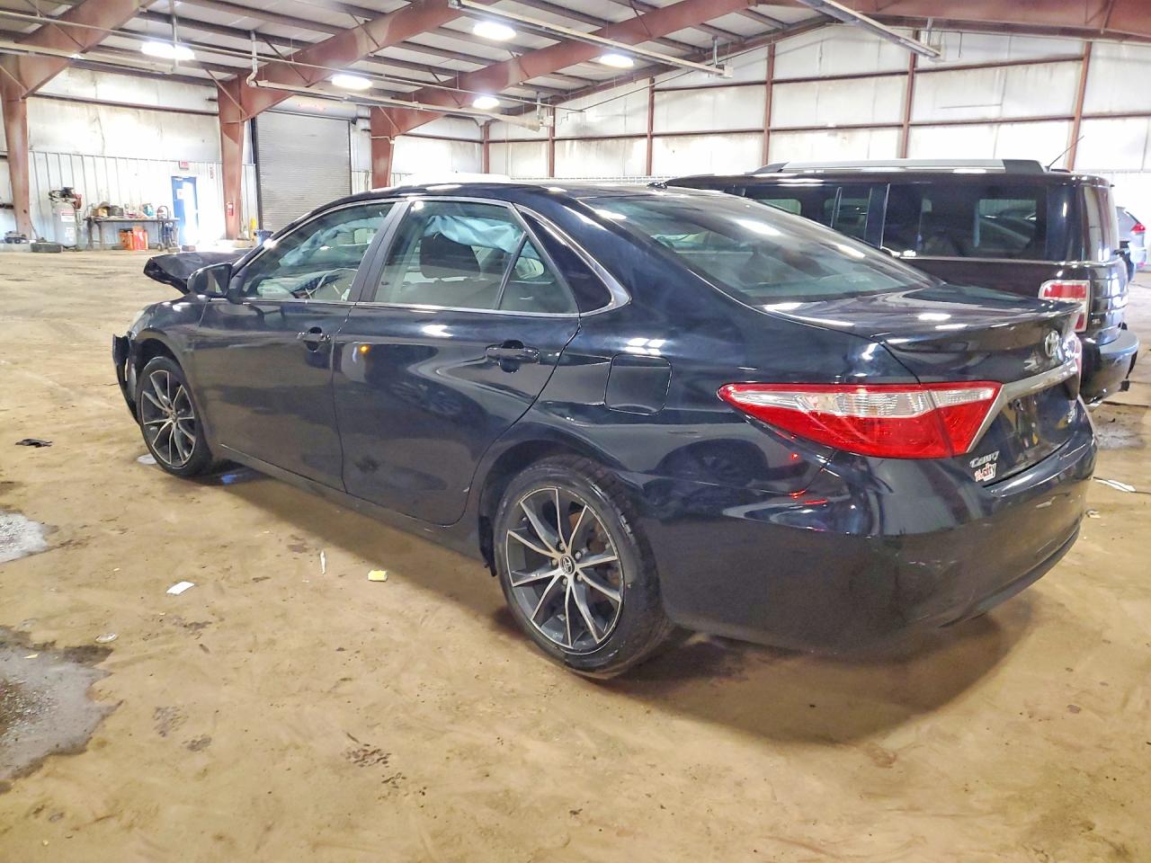 2015 TOYOTA CAMRY XSE photo 2