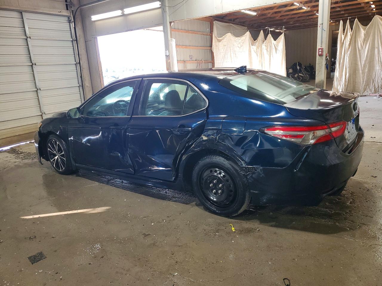 2019 TOYOTA CAMRY SE photo 3