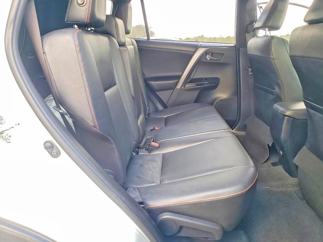2016 TOYOTA RAV4 SE photo 11