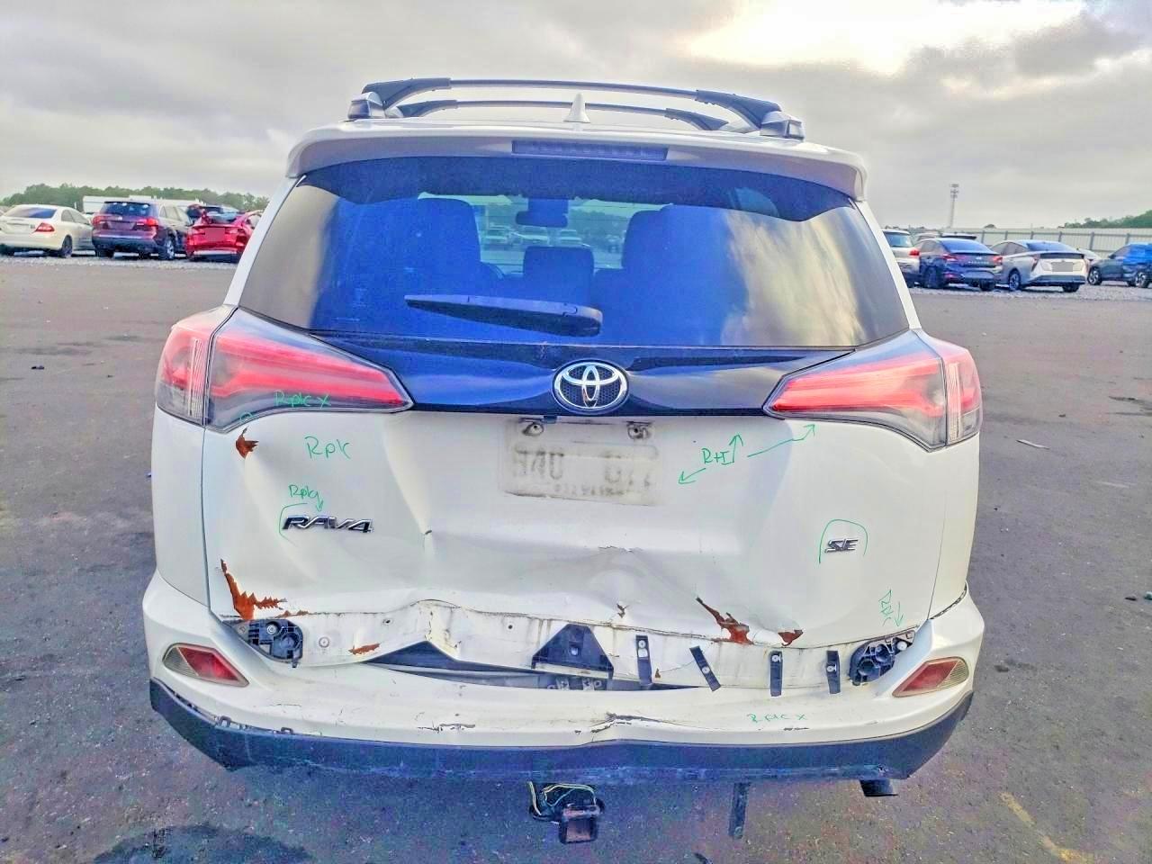 2016 TOYOTA RAV4 SE photo 6