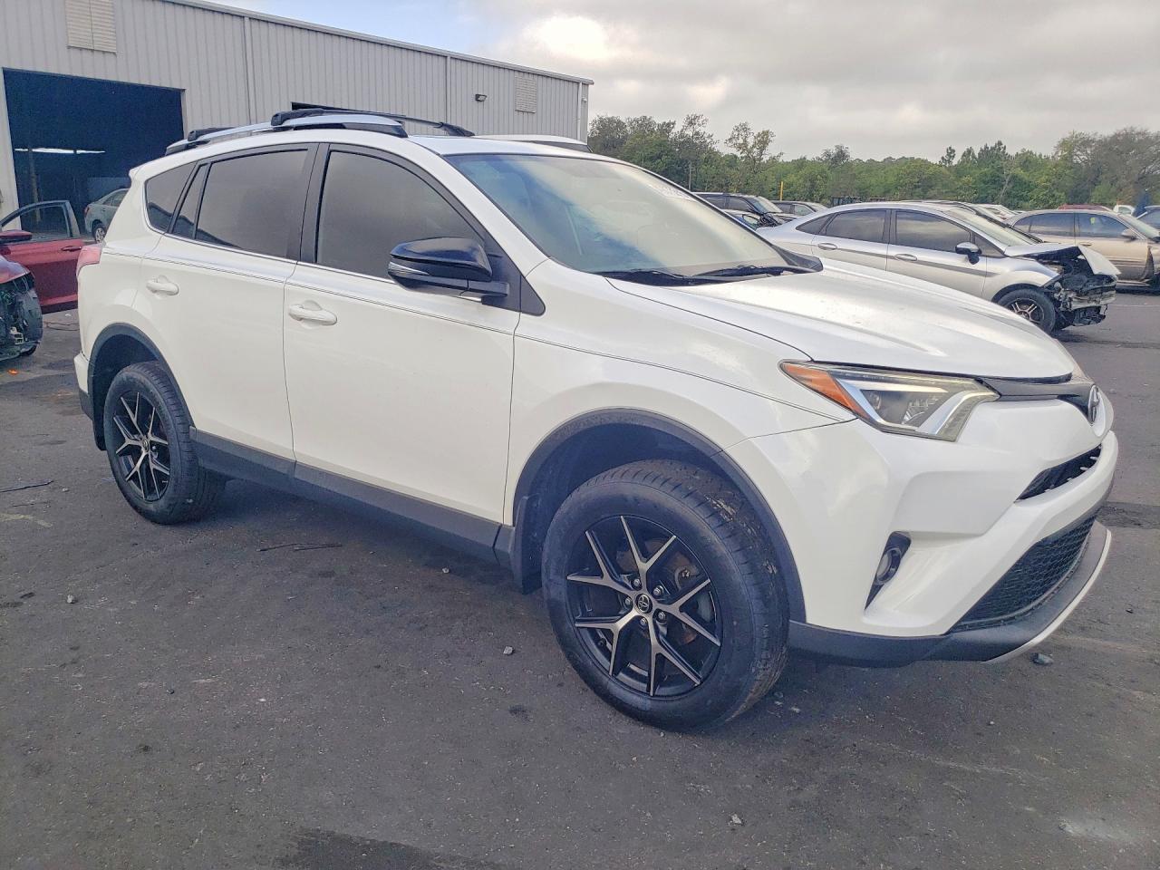 2016 TOYOTA RAV4 SE photo 4