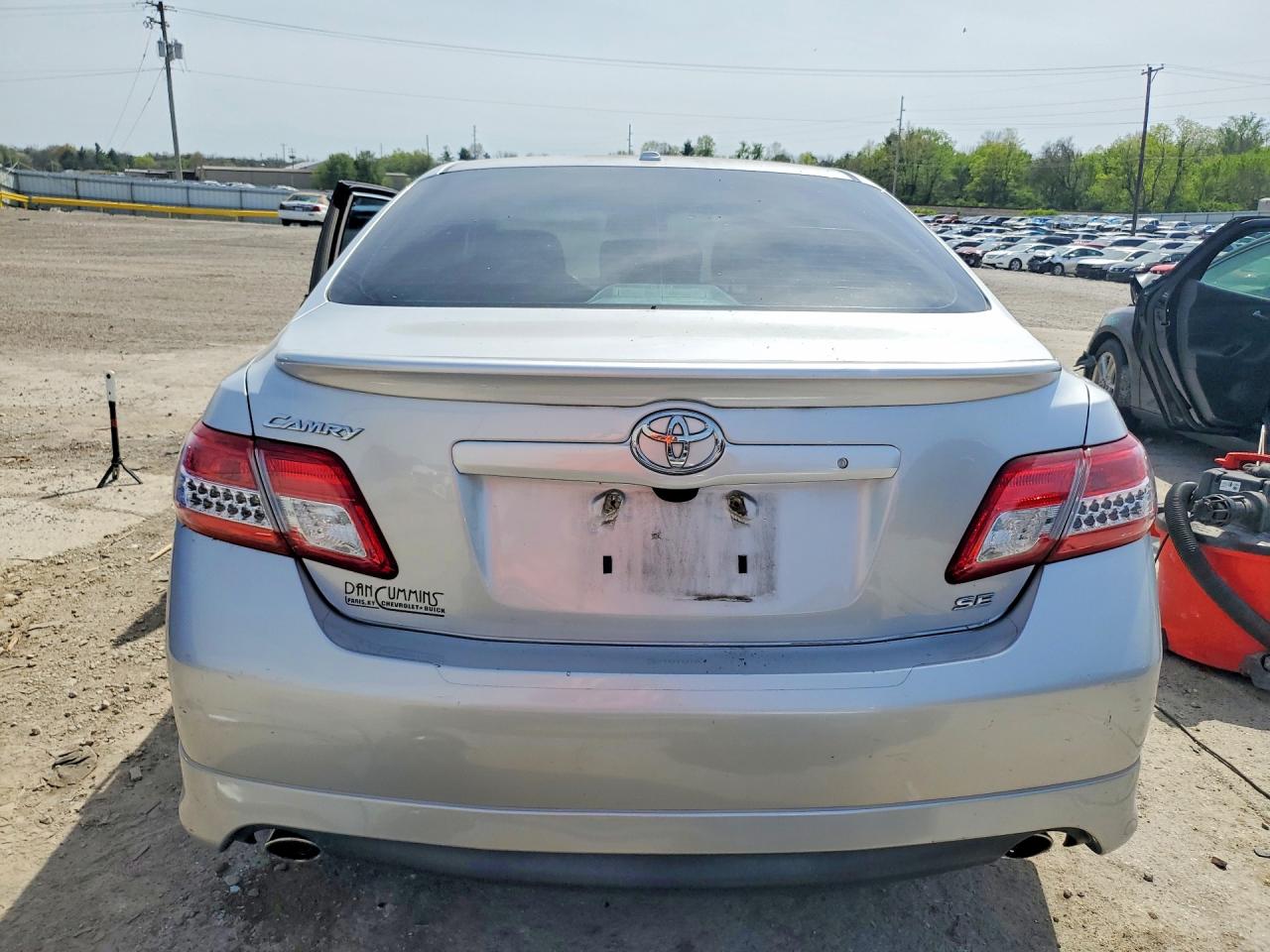 2011 TOYOTA CAMRY SE photo 11