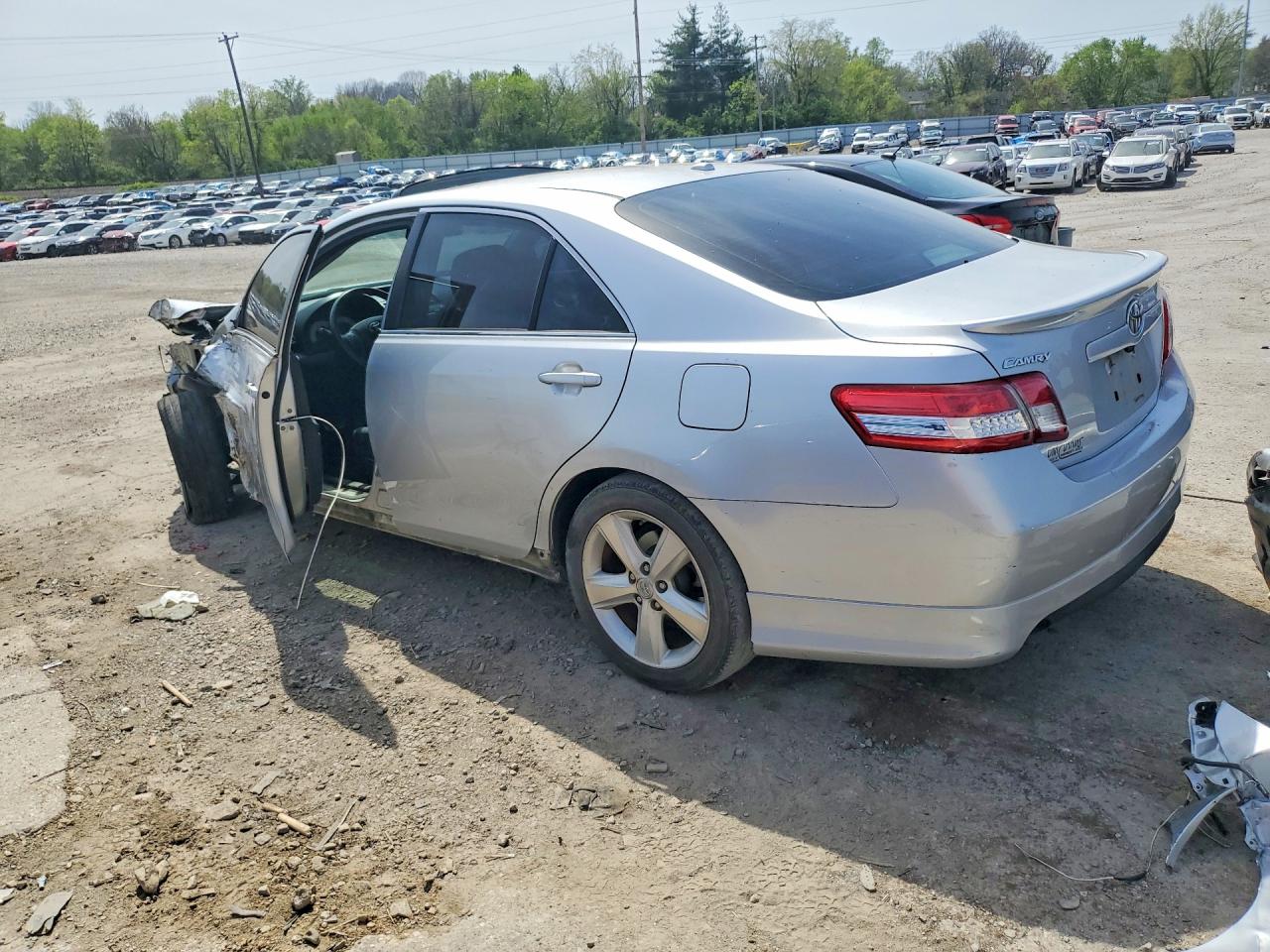 2011 TOYOTA CAMRY SE photo 3