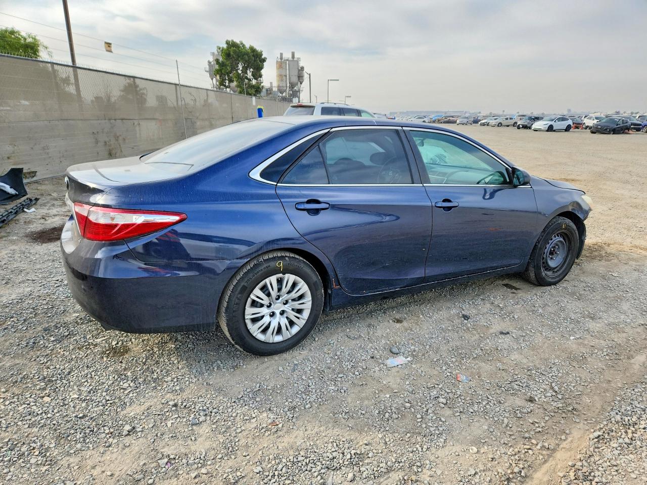 2015 TOYOTA CAMRY LE photo 3