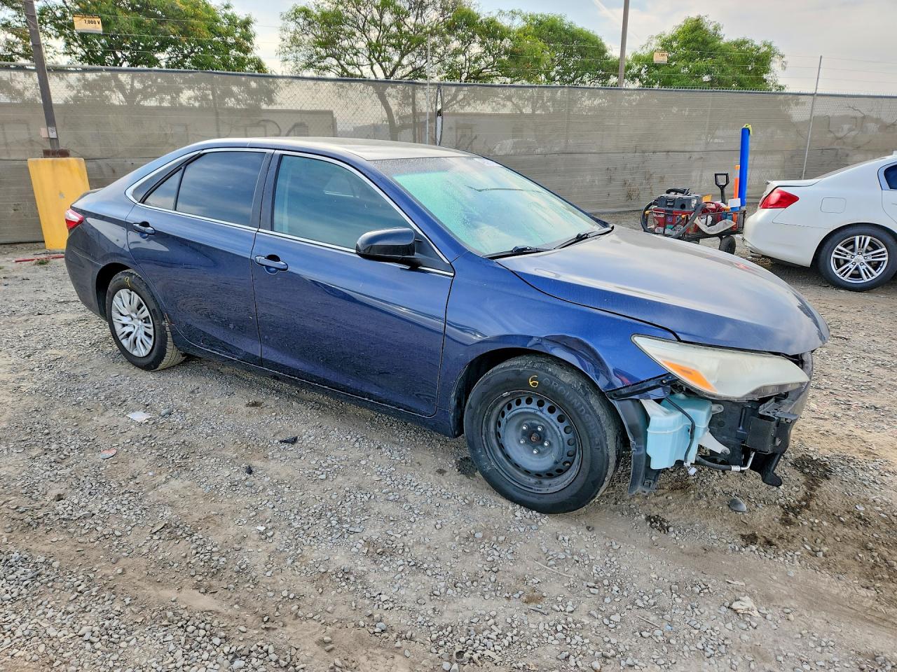 2015 TOYOTA CAMRY LE photo 4