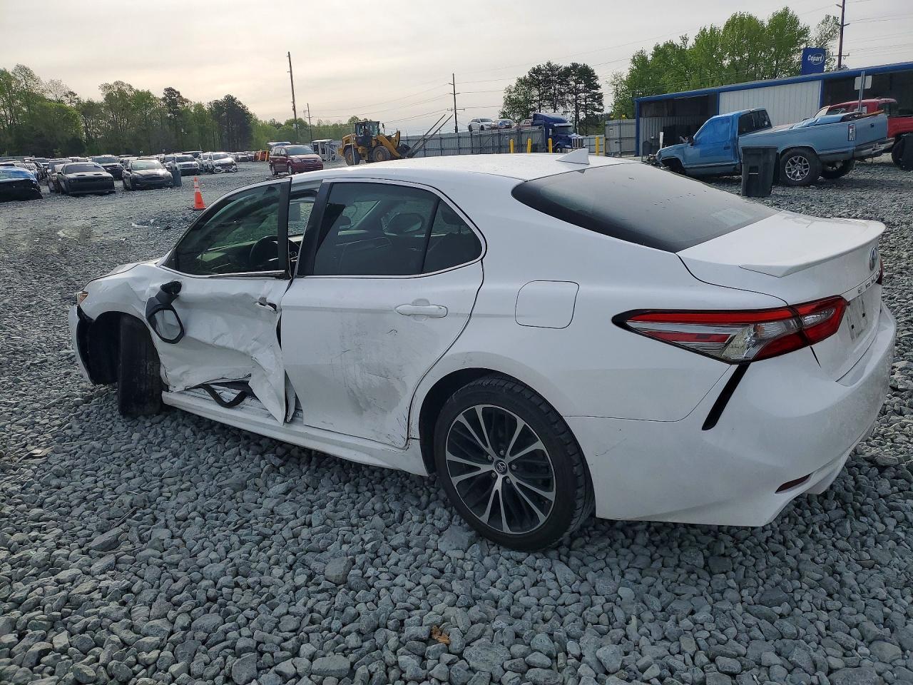2018 TOYOTA CAMRY SE photo 2