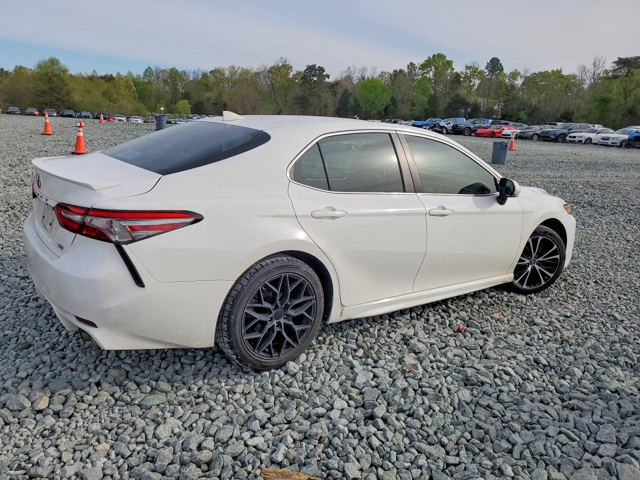 2018 TOYOTA CAMRY SE photo 3