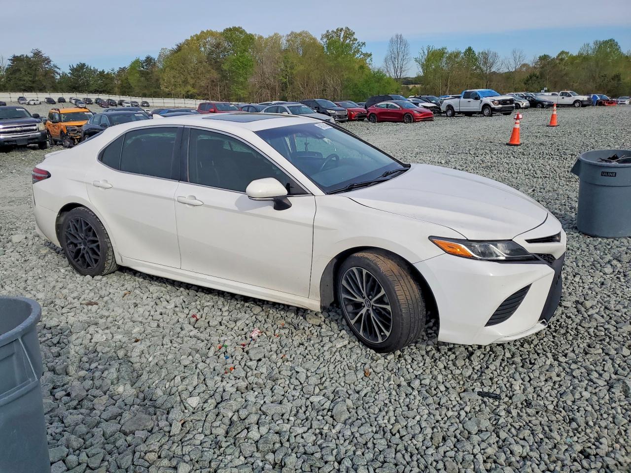 2018 TOYOTA CAMRY SE photo 4