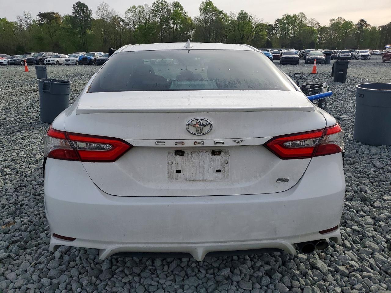 2018 TOYOTA CAMRY SE photo 6