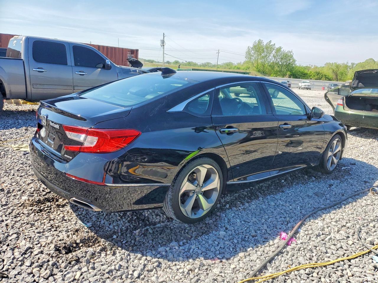 2018 HONDA ACCORD TOURING photo 3