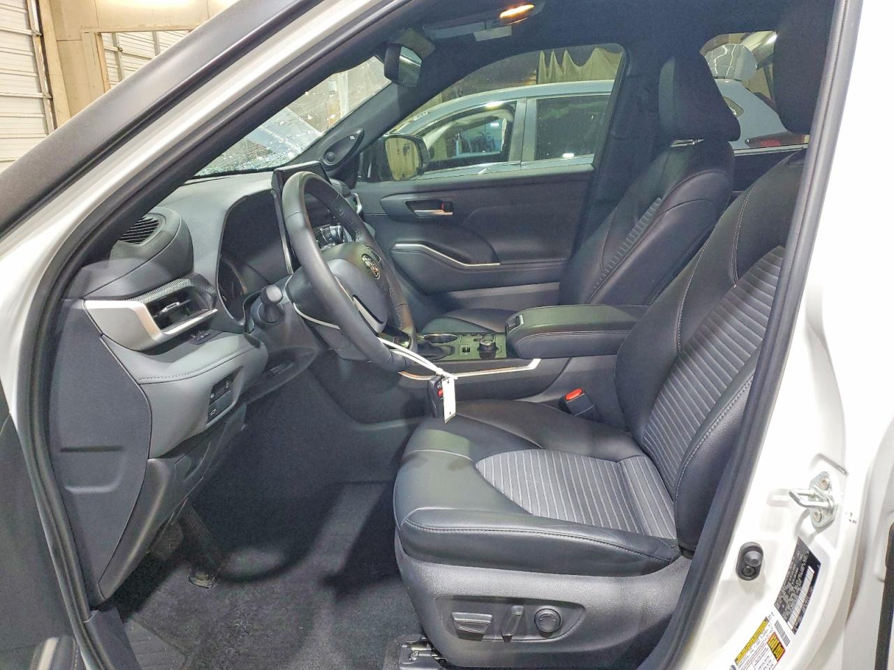 2024 TOYOTA HIGHLANDER XSE photo 13