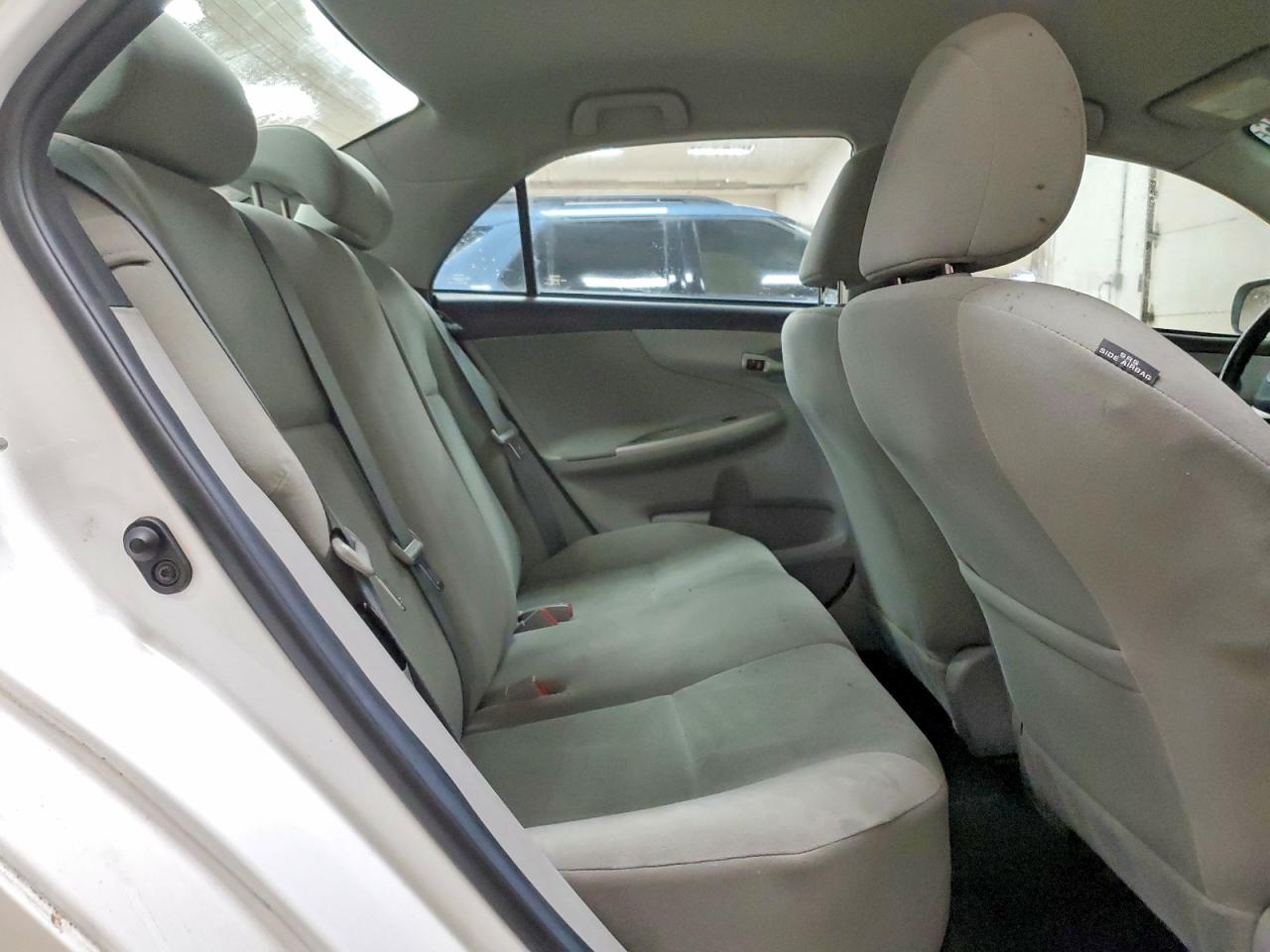 2012 TOYOTA COROLLA LE photo 28