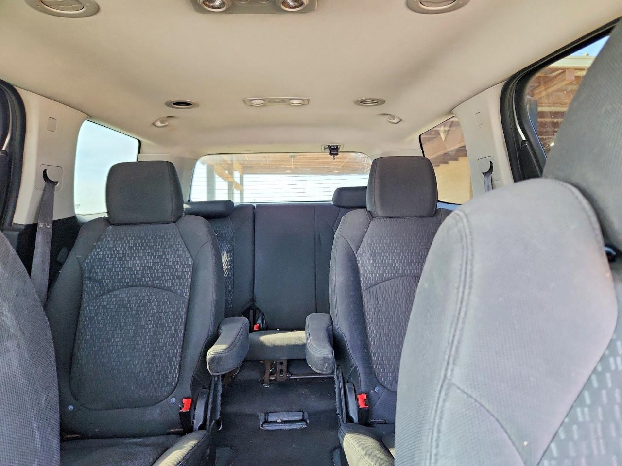 2011 GMC ACADIA SLE photo 28