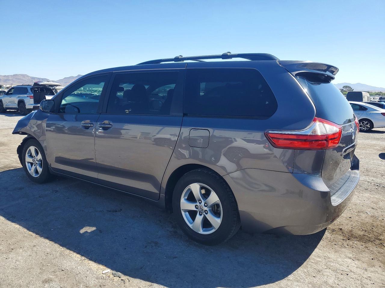 2015 TOYOTA SIENNA LE 8-PASSENGER photo 2